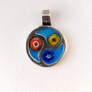 Triskel plata Ley 950 esmaltada en técnica de champlebé y millefiore.