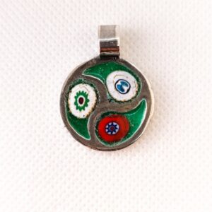 Triskel plata Ley 950 esmaltada en técnica de champlebé y millefiore.